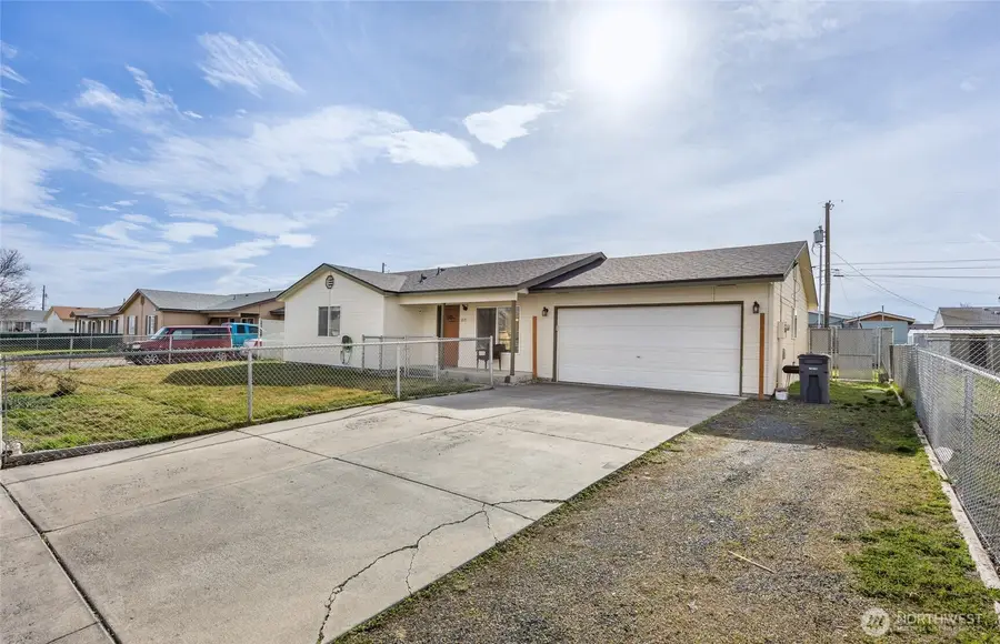 1215 Lowry St, Moses Lake, WA 98837 - #2
