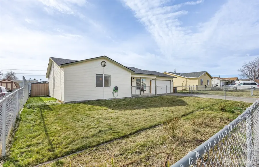 1215 Lowry St, Moses Lake, WA 98837 - #3