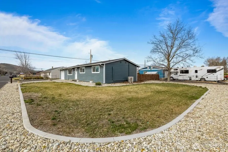 911 1st Ne, Ephrata, WA 98823 - #3