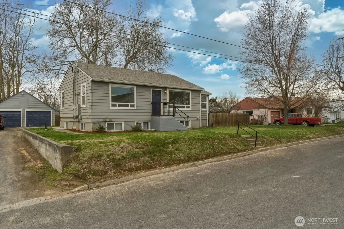 15 SW 13th Street, College Place, WA 99324 - #1