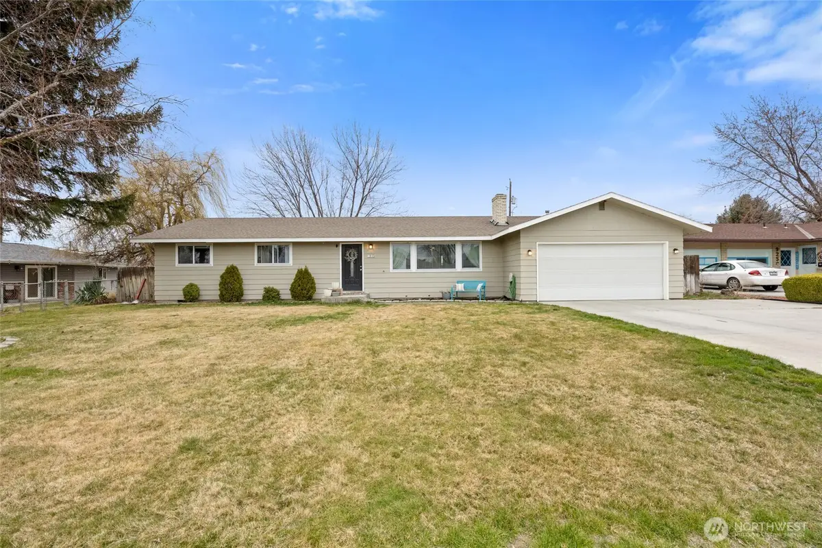 915 E Elsinore Street, Othello, WA 99344 - #1