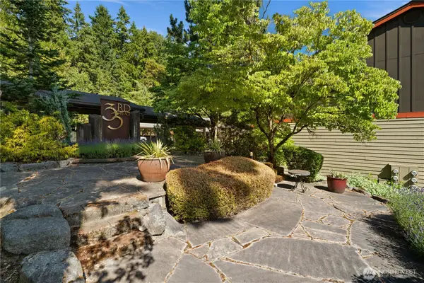 11058 NE 33rd Place #D6, Bellevue, WA 98004