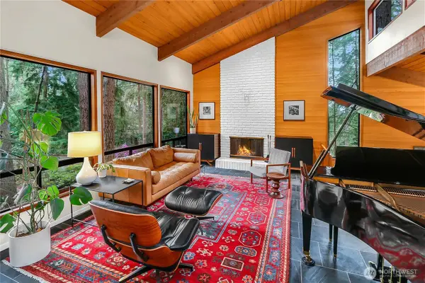 19616 44th Place Ne, Lake Forest Park, WA 98115