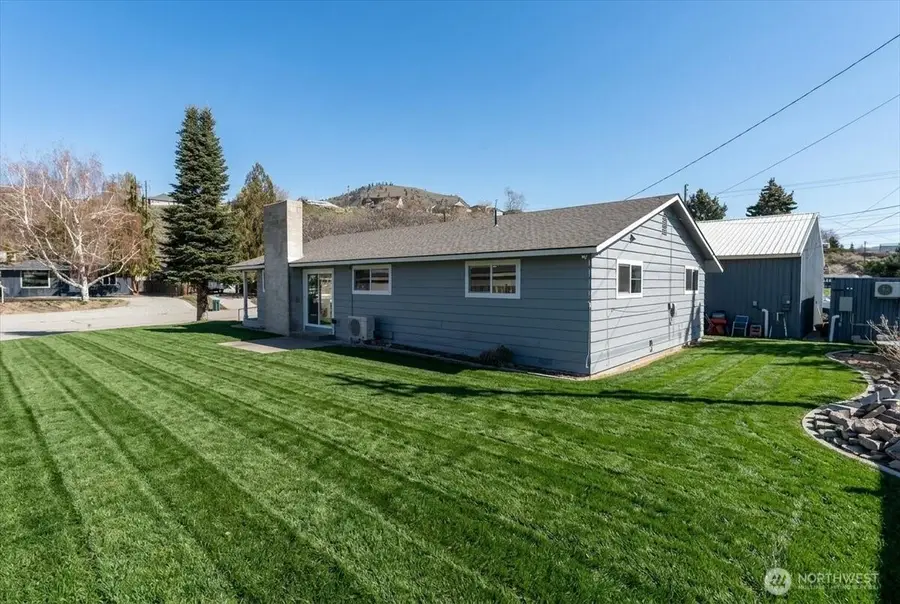 916 E Johnson Avenue, Chelan, WA 98816 - #3