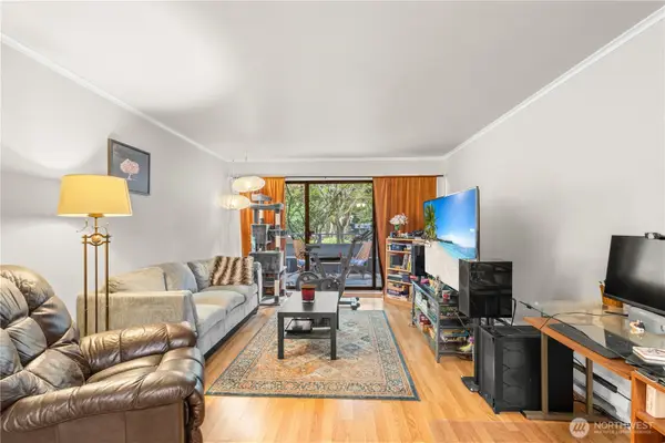 7930 SE 34th Street #203, Mercer Island, WA 98040