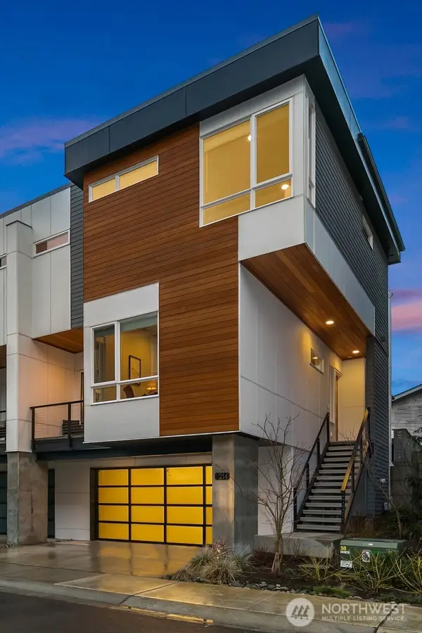 214 4th Court S #6, Kirkland, WA 98033