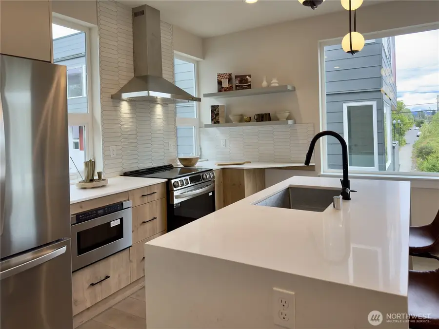 6953 42nd Avenue S, Seattle, WA 98118 - #2