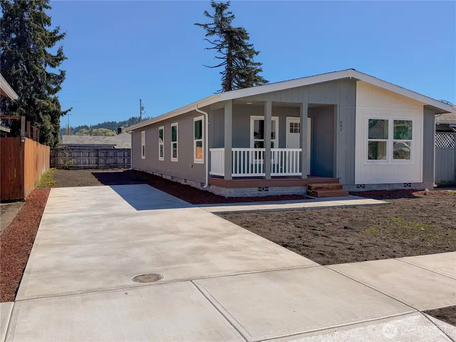 202 S 9th Avenue, Kelso, WA 98626 - #2