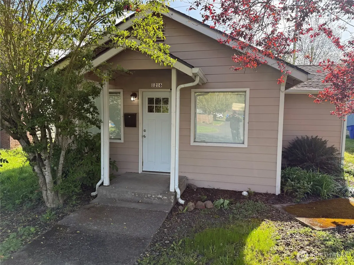 1216 N 1st Avenue, Kelso, WA 98626 - #1