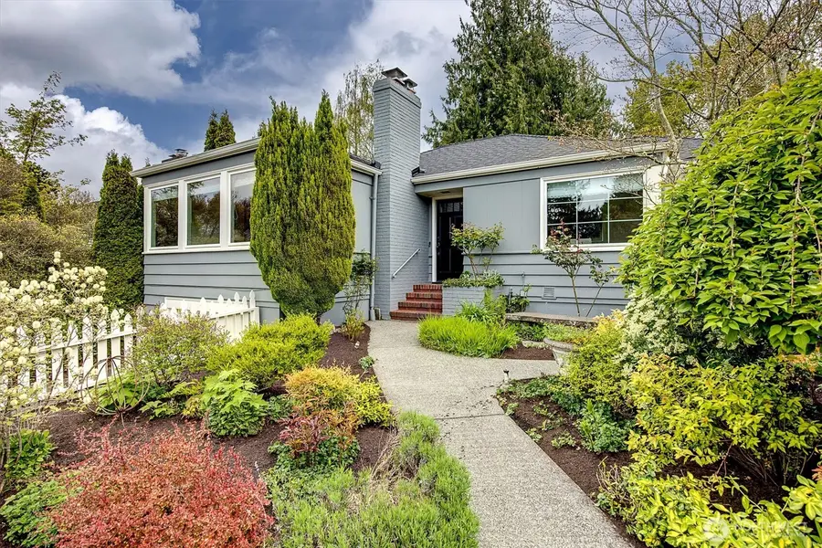 3240 W Viewmont Way W, Seattle, WA 98199 - #3