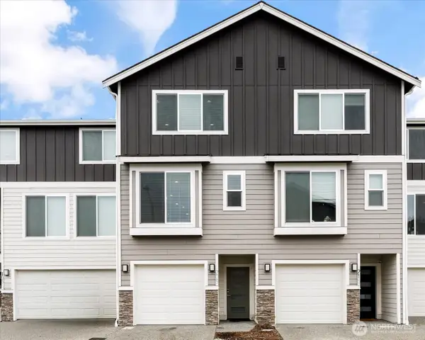 205 SW 4th Lane, Oak Harbor, WA 98277