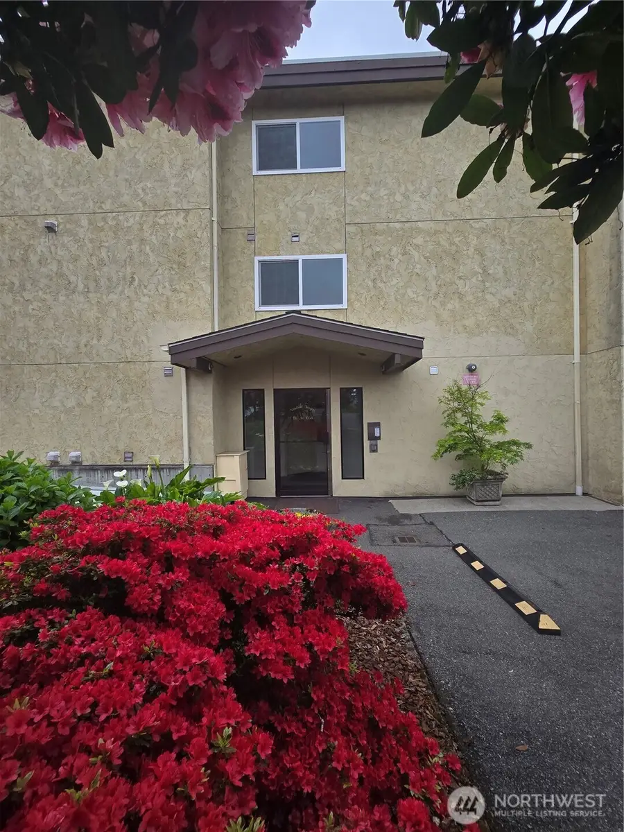 135 N 105th Street #103, Seattle, WA 98133 - #3