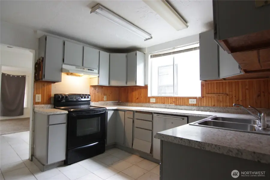 803 S 5th Avenue, Kelso, WA 98626 - #3