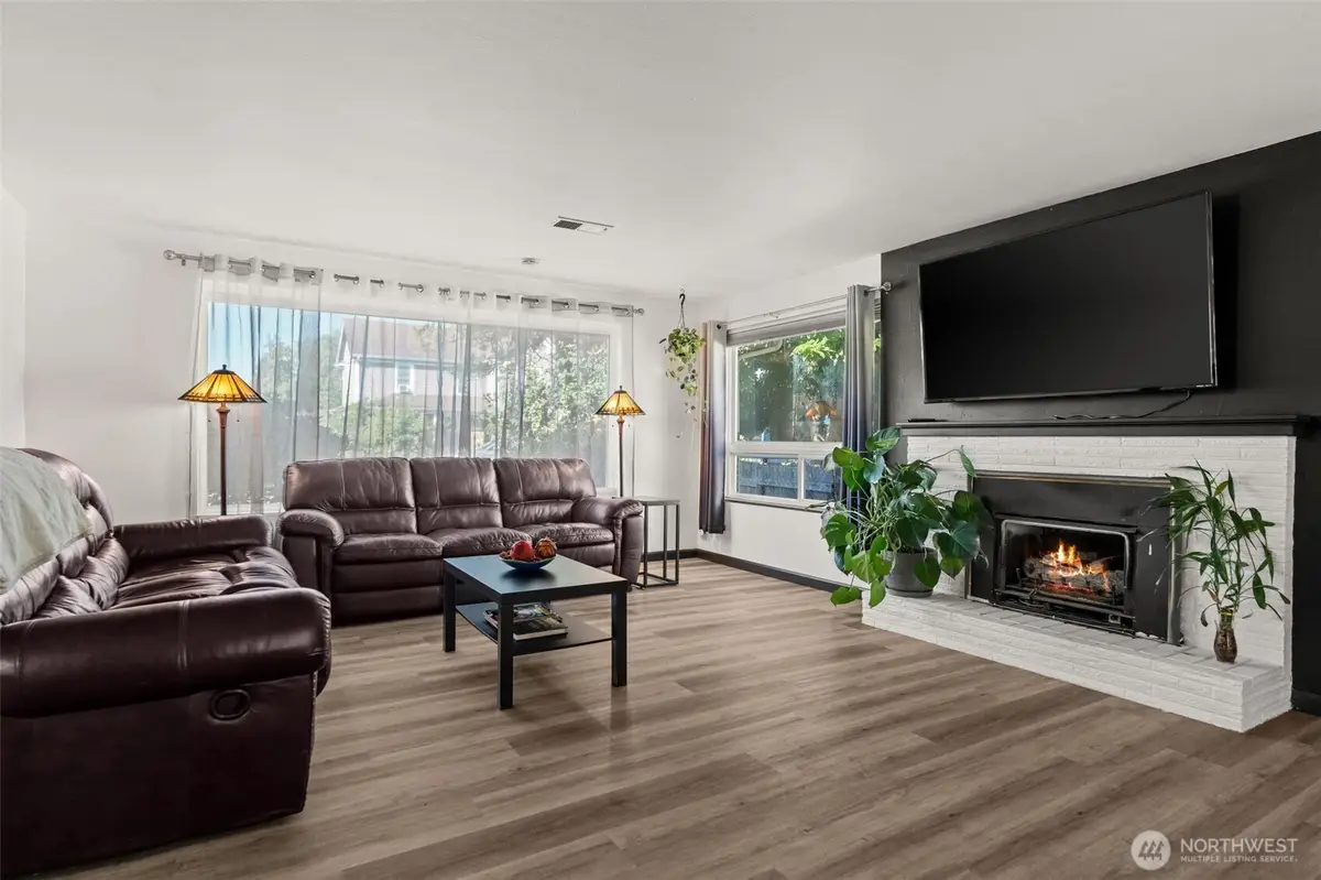 343 4th Street Se, Puyallup, WA 98372 - #1