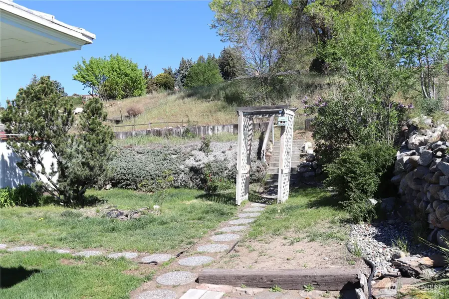 10 W Dewberry Avenue, Omak, WA 98841 - #3