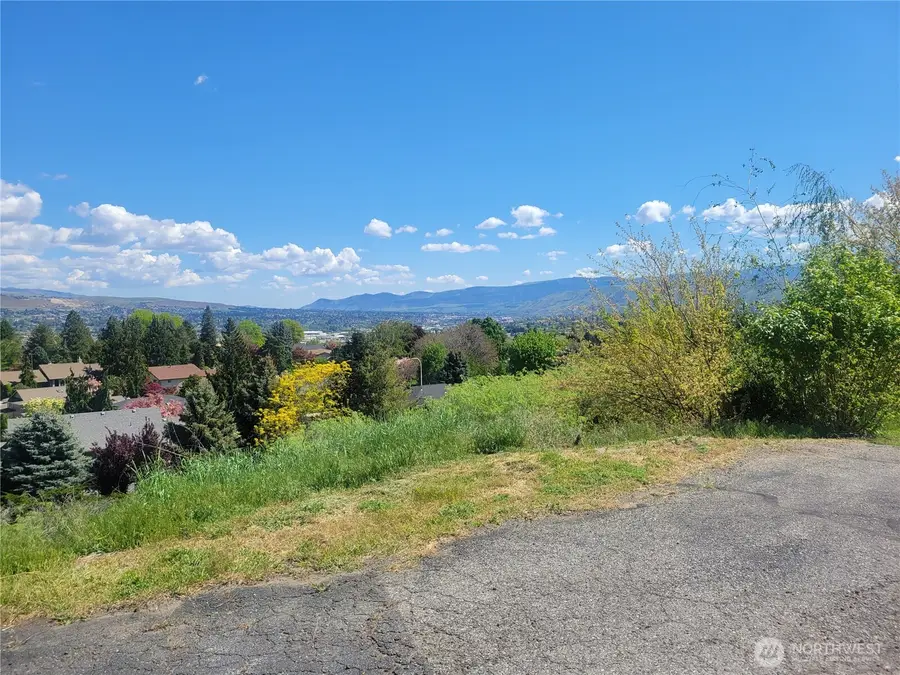 1823 North Road, Wenatchee, WA 98801 - #2