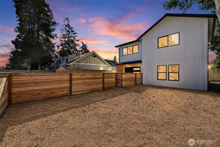 526 N 100th Street, Seattle, WA 98133 - #3