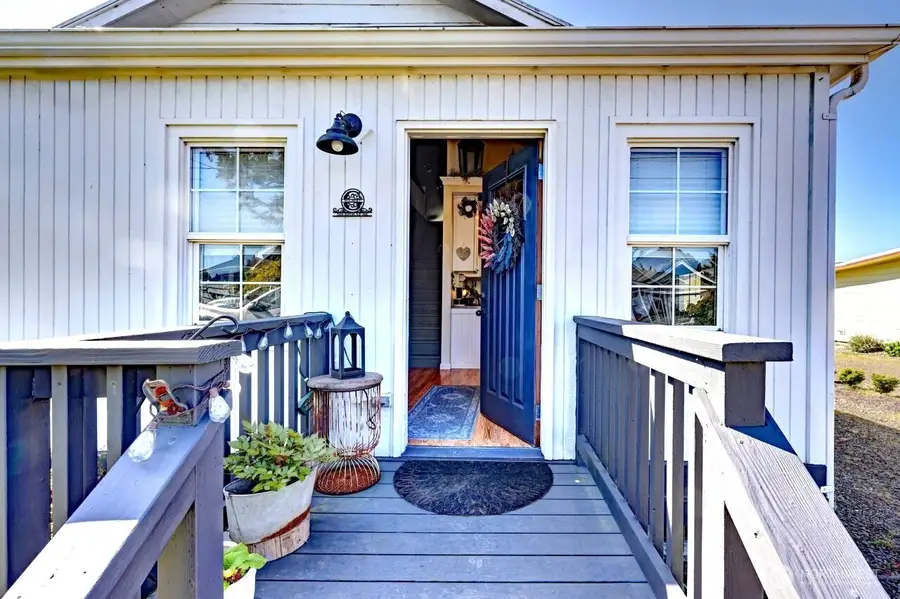 319 10th St Ne, Long Beach, WA 98631 - #3