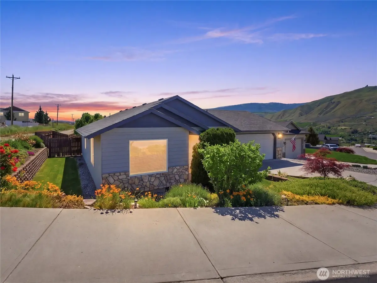 573 S James Avenue, East Wenatchee, WA 98802 - #1