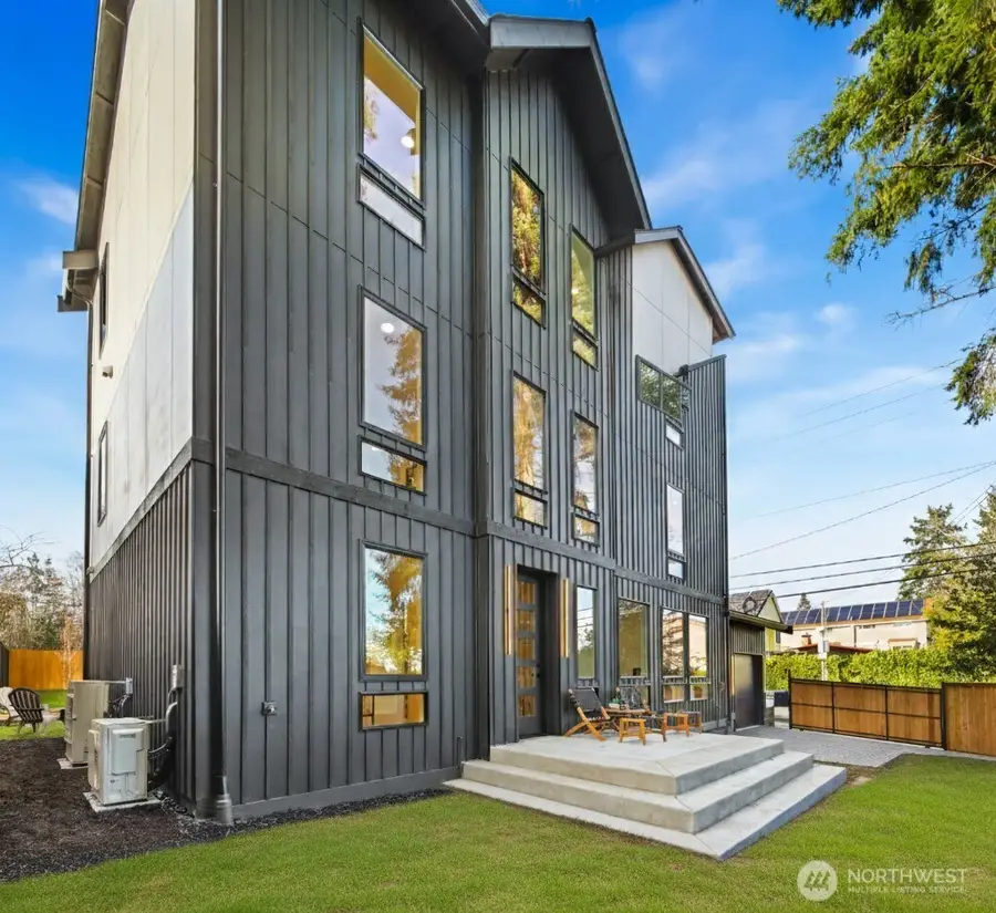 7358 33rd Avenue Ne, Seattle, WA 98115 - #3