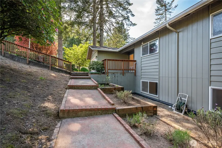 2441 W Lynnwood Drive, Longview, WA 98632 - #2