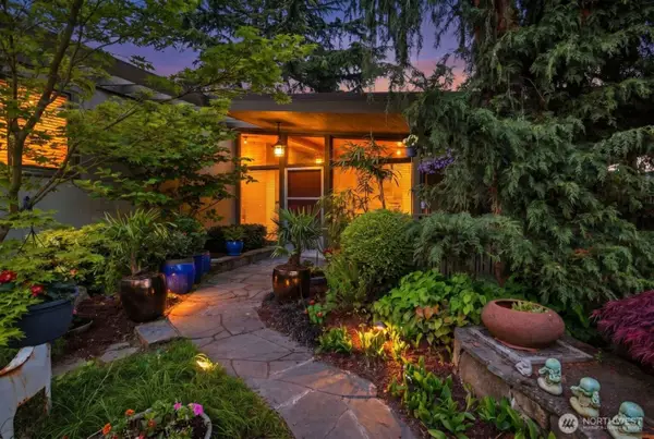 2514 Shoreland Drive S, Seattle, WA 98144