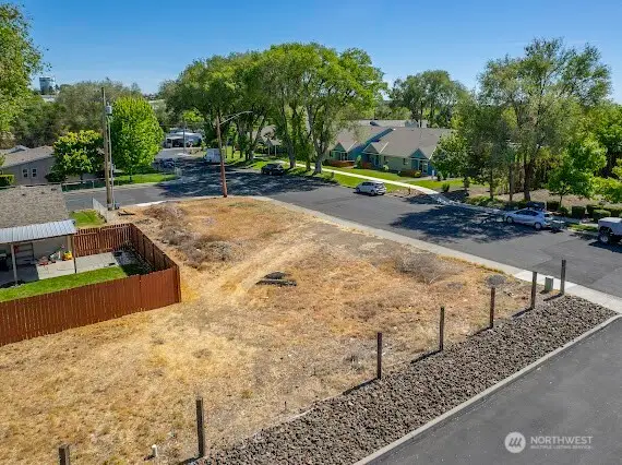 402 E Walnut Avenue, Moses Lake, WA 98837 - #3