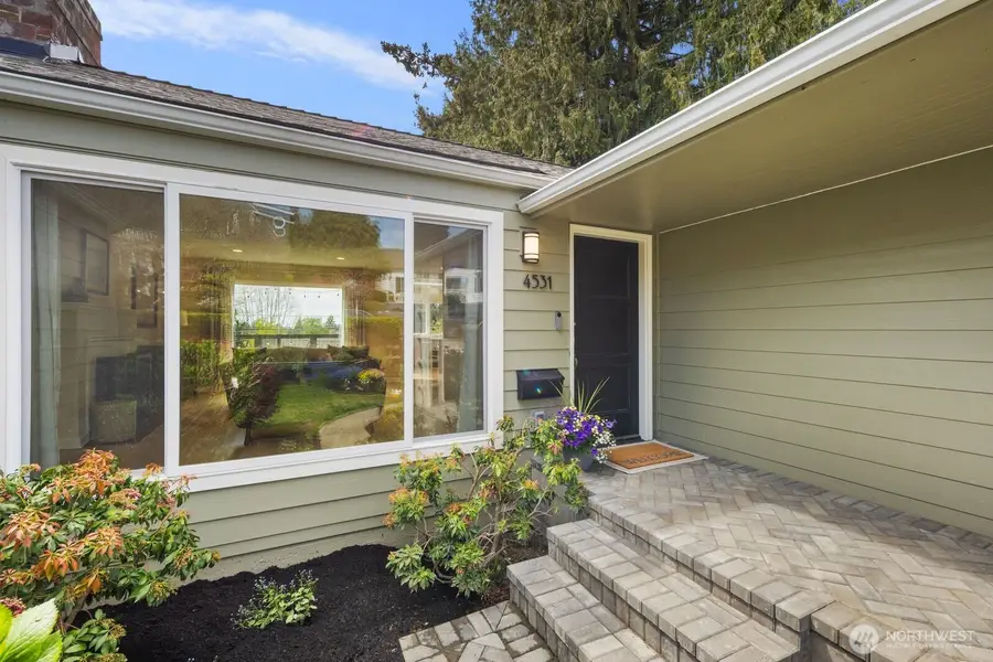 4531 Stanford Avenue Ne, Seattle, WA 98105 - #2