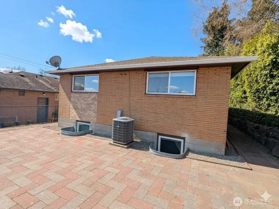 8006 25th Avenue Nw, Seattle, WA 98117 - #2