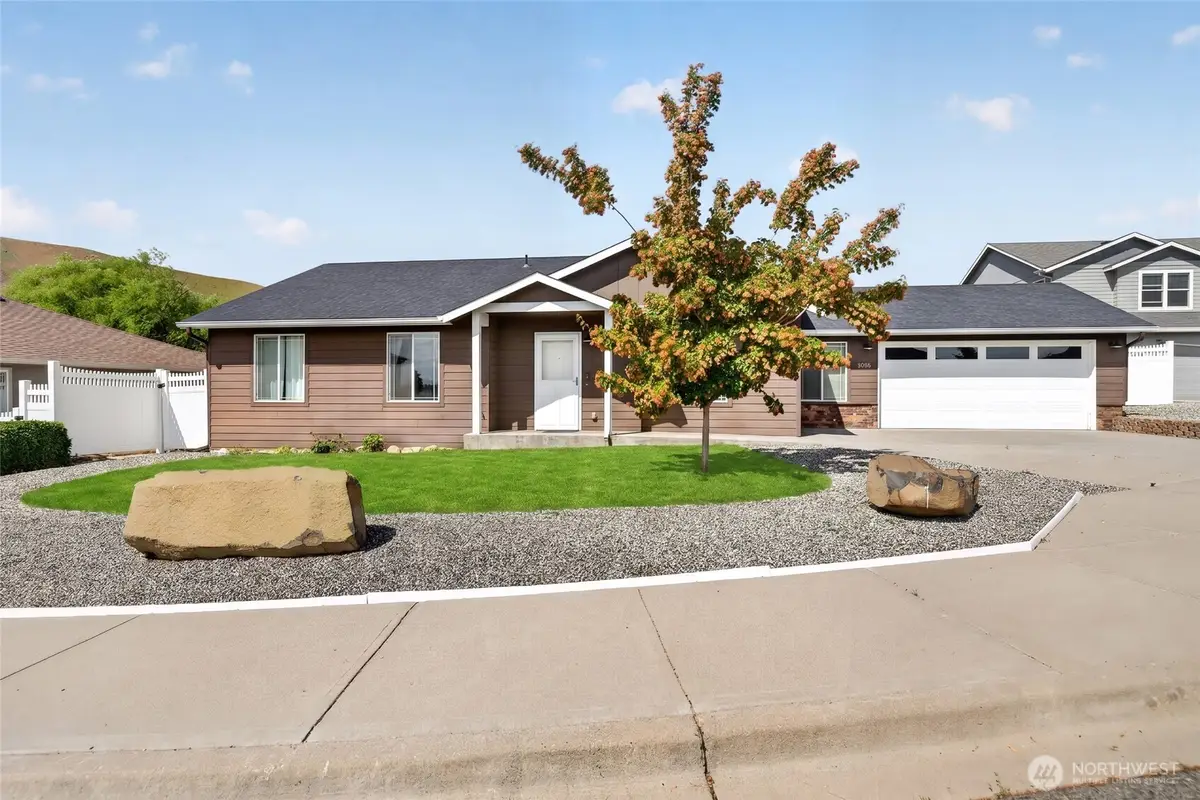 586 S James Avenue, East Wenatchee, WA 98802 - #1