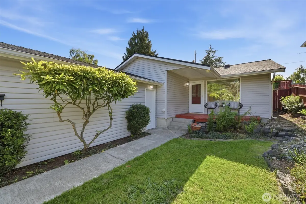 8425 18th Avenue Sw, Seattle, WA 98106 - #1