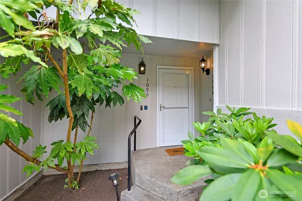 1090 Ihland Place Ne, Bainbridge Island, WA 98110