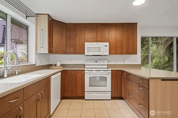 9912 NE 142 Place #B201, Kirkland, WA 98034