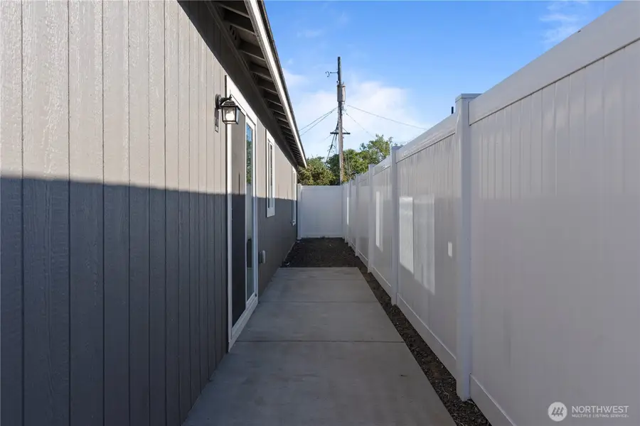 1325 Shaw Street, Moses Lake, WA 98837 - #2