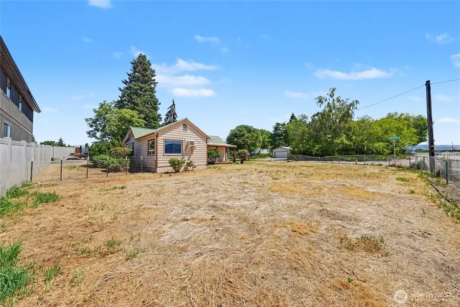 68 N Nevada Avenue, East Wenatchee, WA 98802 - #2