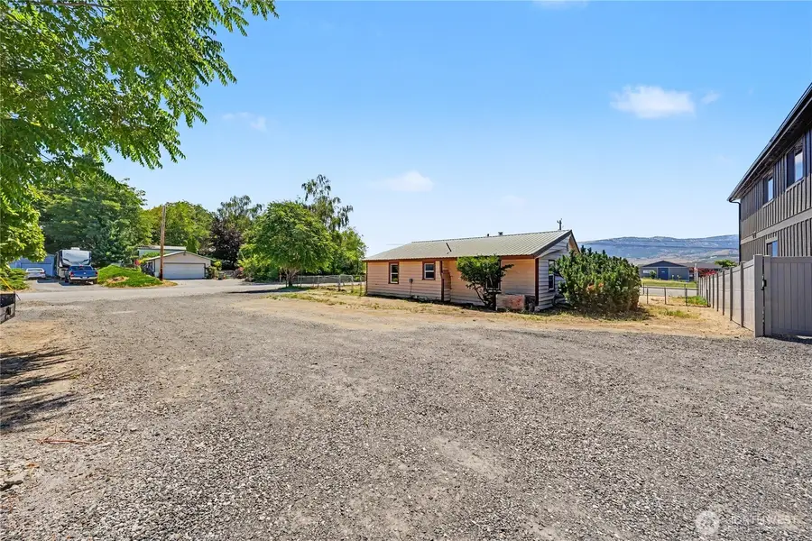 68 N Nevada Avenue, East Wenatchee, WA 98802 - #3