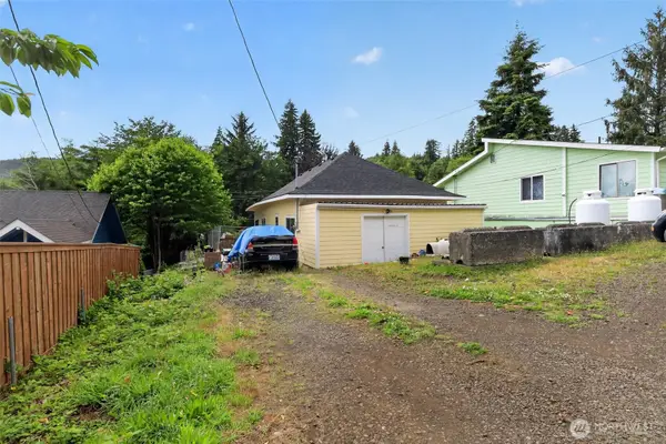 1345 Larch Street, Raymond, WA 98577
