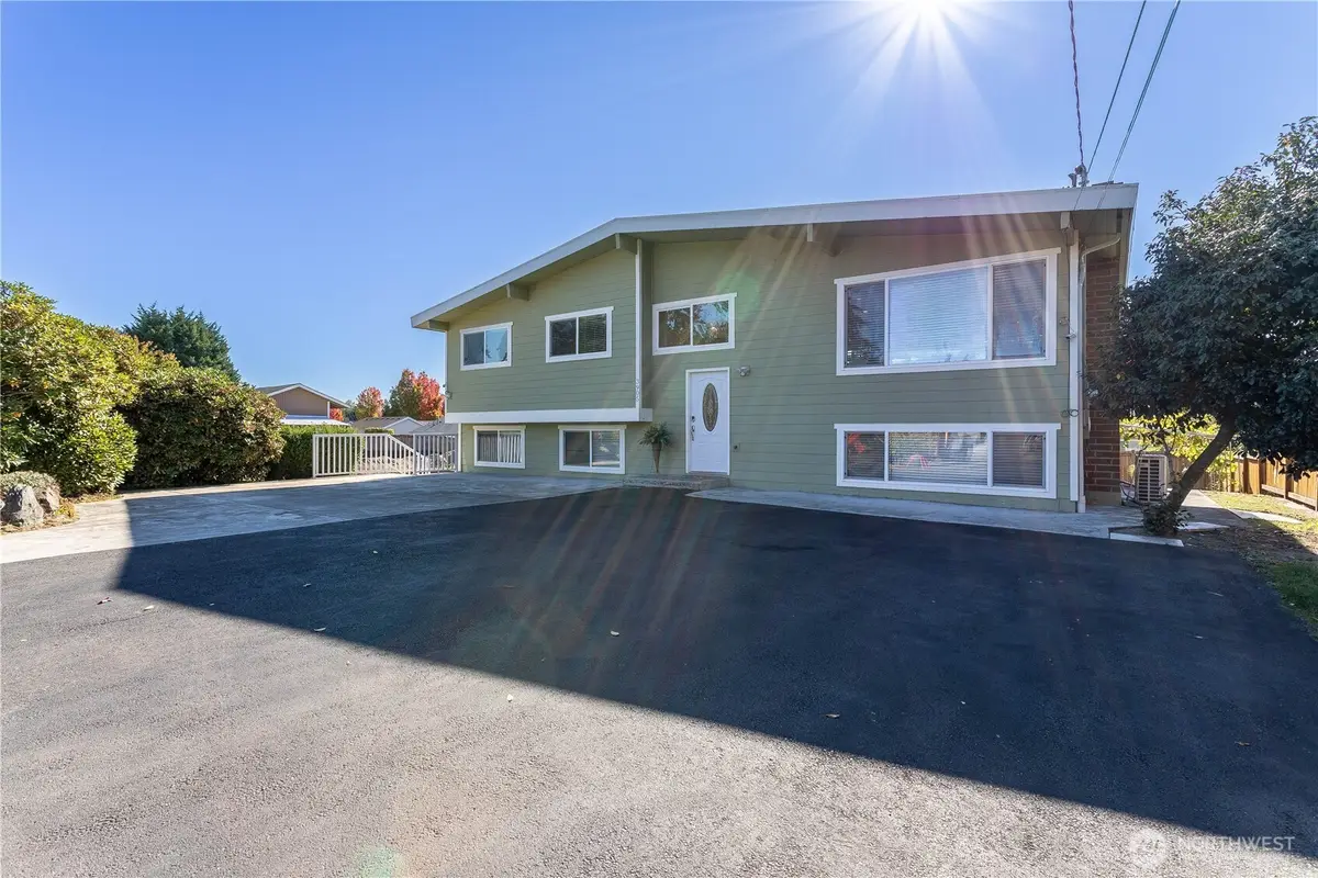3905 NE 6th Street, Renton, WA 98056 - #1