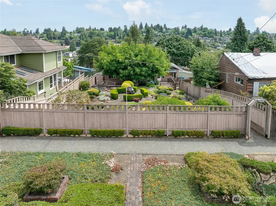3242 36th Avenue W, Seattle, WA 98199 - #3
