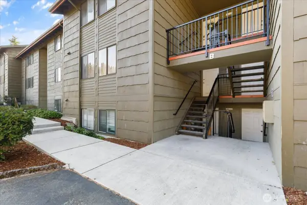 270 SE Barrington Drive #B305, Oak Harbor, WA 98277