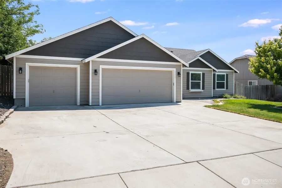 2670 Hickory Avenue, West Richland, WA 99353 - #3