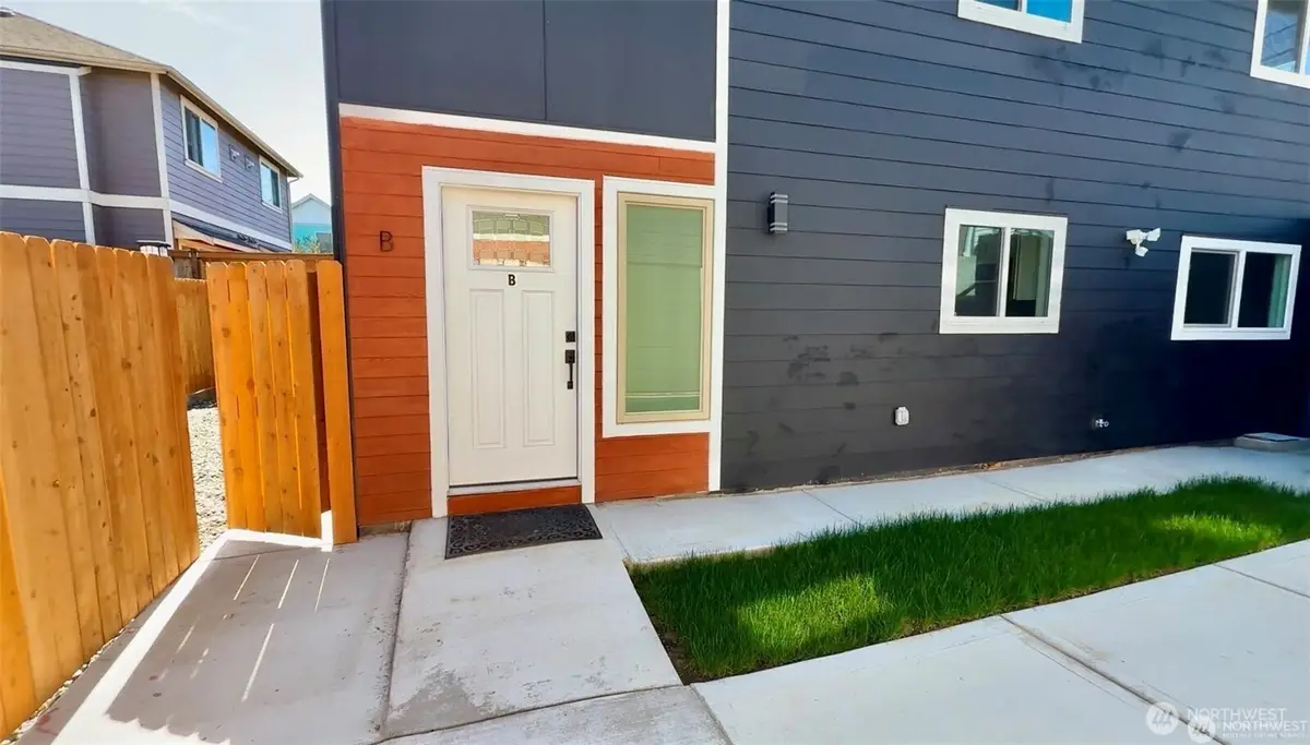 9040 17th Avenue Sw, Seattle, WA 98106 - #1