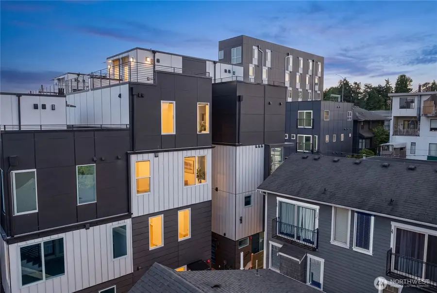 2328 Franklin Avenue E, Seattle, WA 98102 - #3