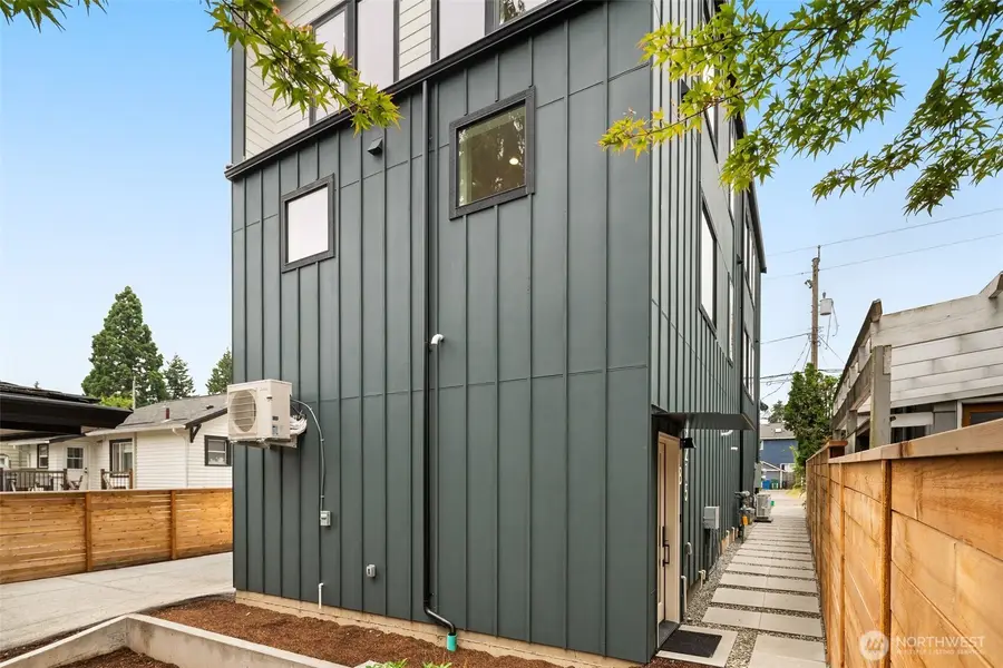 9215 12th Avenue Ne #B, Seattle, WA 98115 - #2
