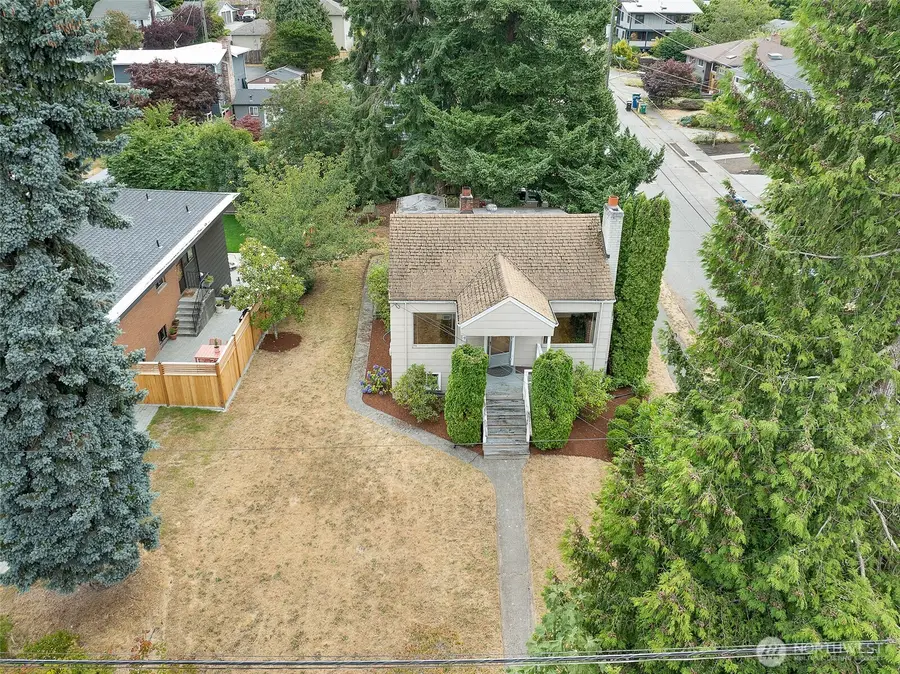 9002 2nd Avenue Ne, Seattle, WA 98115 - #2