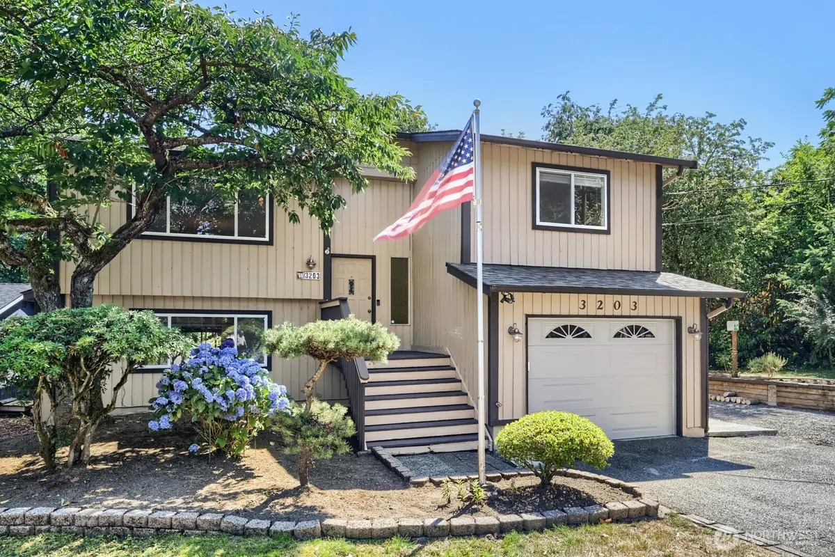 3203 NE 195th St, Lake Forest Park, WA 98155 - #1