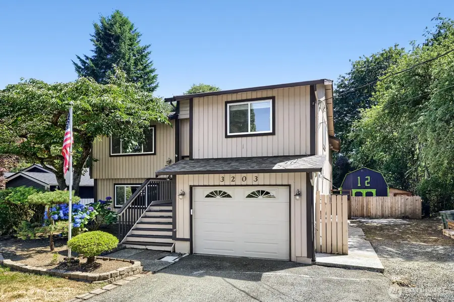 3203 NE 195th St, Lake Forest Park, WA 98155 - #2