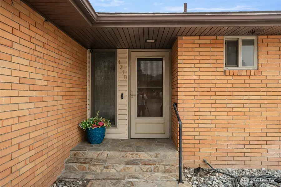 1210 N Ashland Avenue, East Wenatchee, WA 98802 - #2