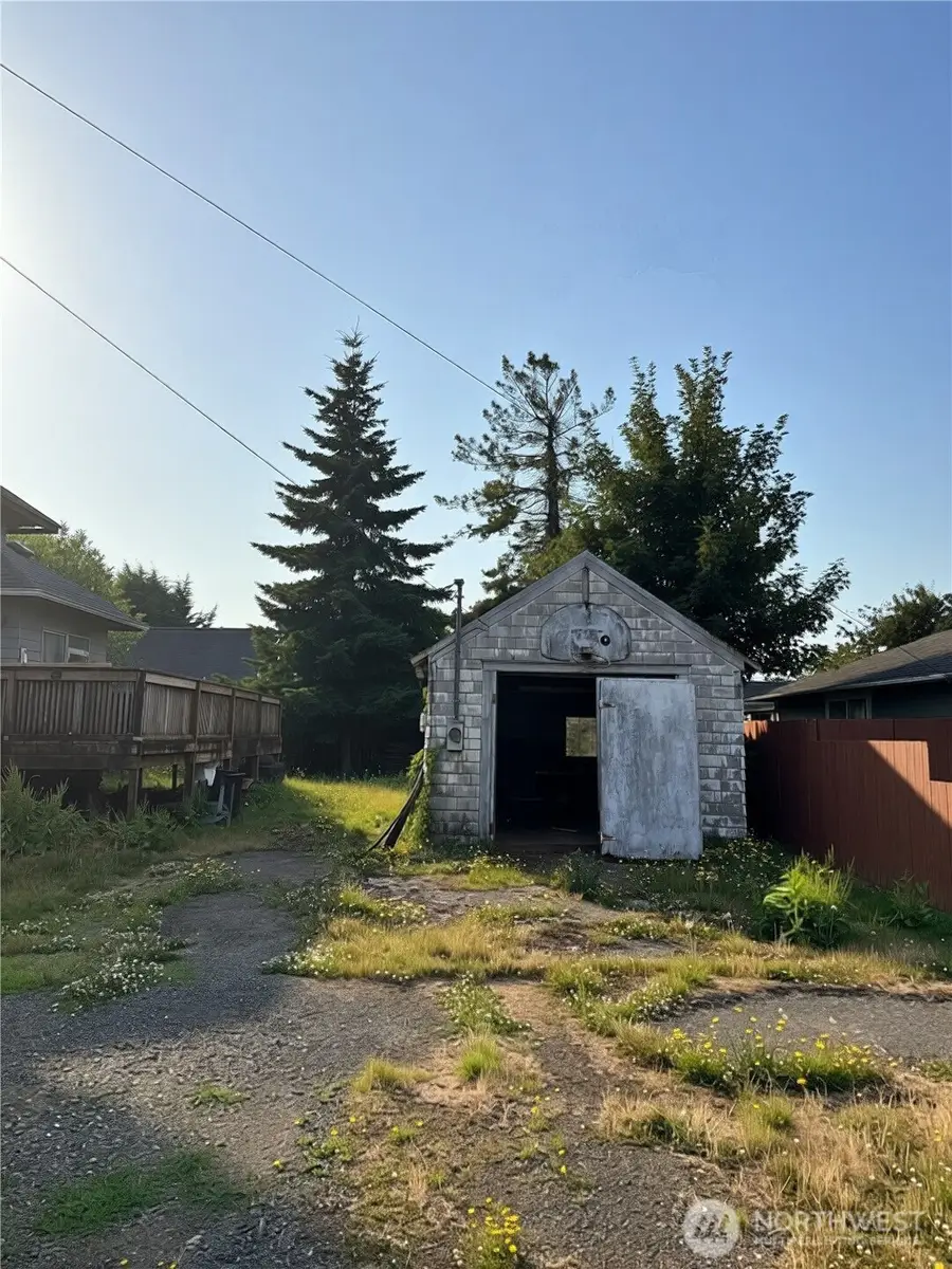 906 Maple Street, Hoquiam, WA 98550 - #3