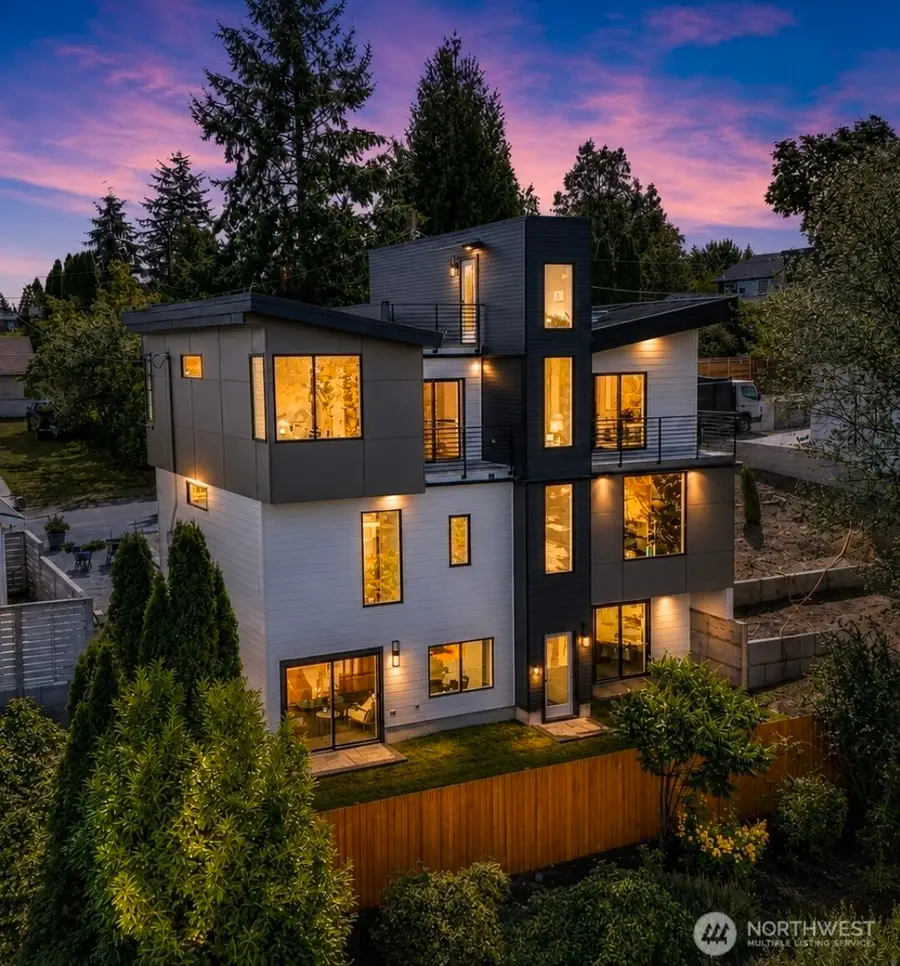 9215 22nd Avenue Sw, Seattle, WA 98106 - #2